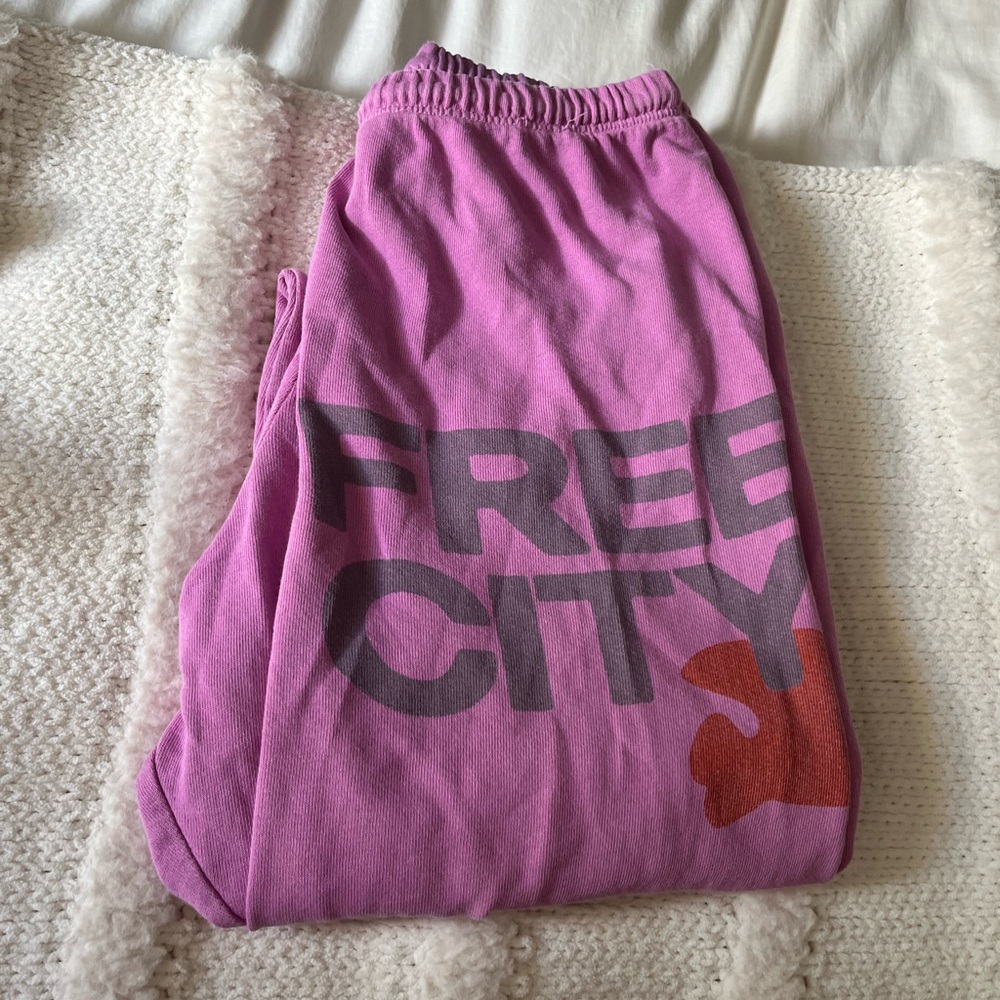 Free city Women's Large Logo Sweatpant